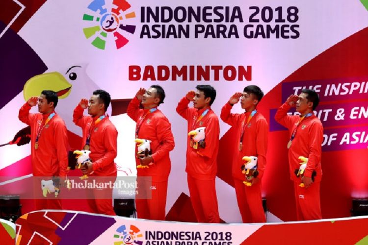 Tim Indonesia hormat kepada Sang Saka Merah Putih sambil menyanyikan lagu Indonesia Raya saat upacara penghormatan pemenang nomor beregu putra. Indonesia berhasil mengalahkan tim Malaysia dengan skor 2-1 pada babak final beregu putra bulu tangkis Asian Para Games 2018 di Istora Senayan Jakarta, Minggu (7/10).