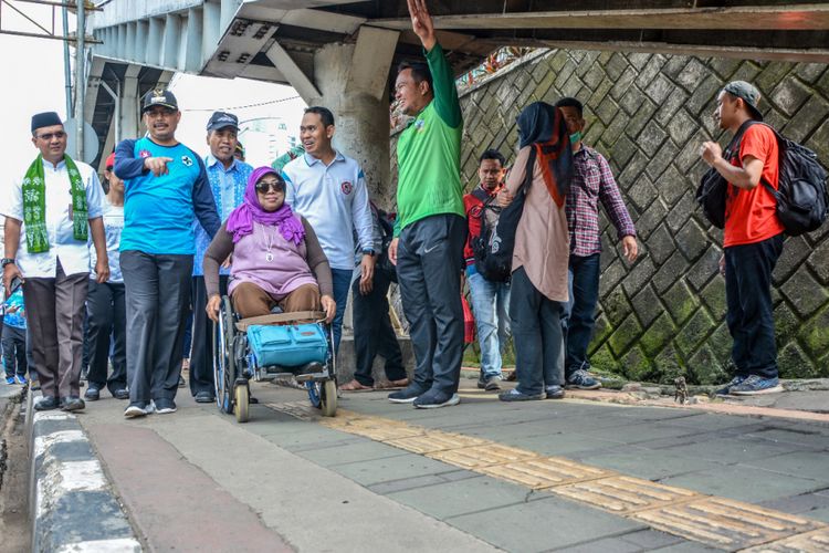 Pemerintah Kota Jakarta Selatan mensurvei trotoar Jalan Gatot Subroto, Jumat (8/2/2019) bersama penyandang disabilitas.