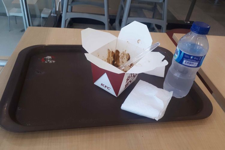 Masih ada pengunjung KFC yang meninggalkan meja dalam keadaan kotor setelah makan. Foto diambil di KFC Percetakan Negara, Jakarta Pusat, Rabu 22/1/2019).