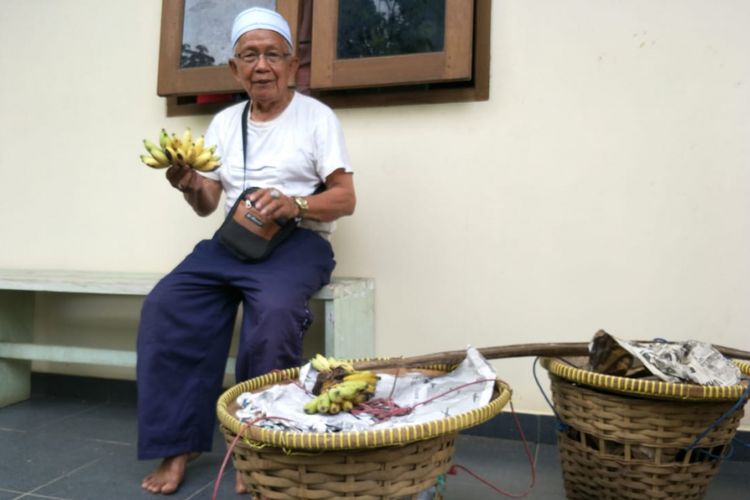 Haji Dhani, pedagang belimbing di Beji, Depok, Selasa (5/3/2019)
