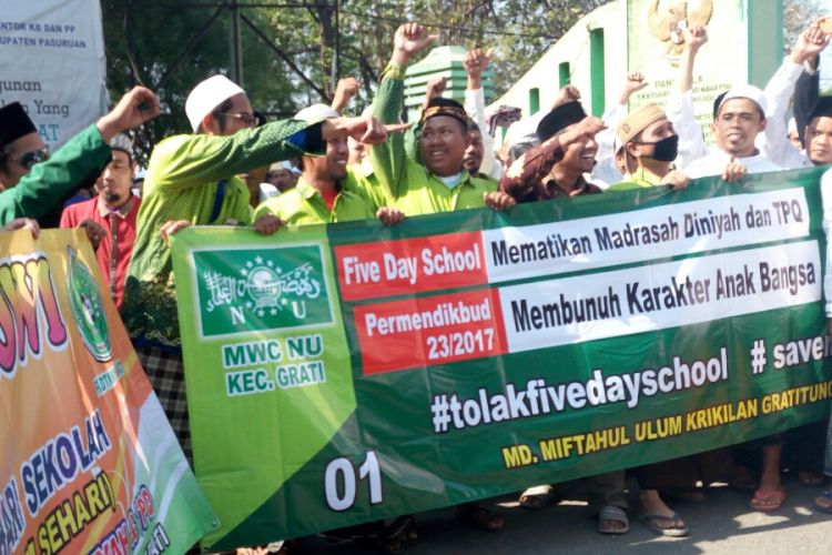 Seusai memasang 1.000 spanduk tolak FDS, santri dan guru Madin asal Kabupaten Pasuruan menggelar orasi yang meminta Presiden Joko Widodo mencabut Permendiknas Nomor 23/2017.