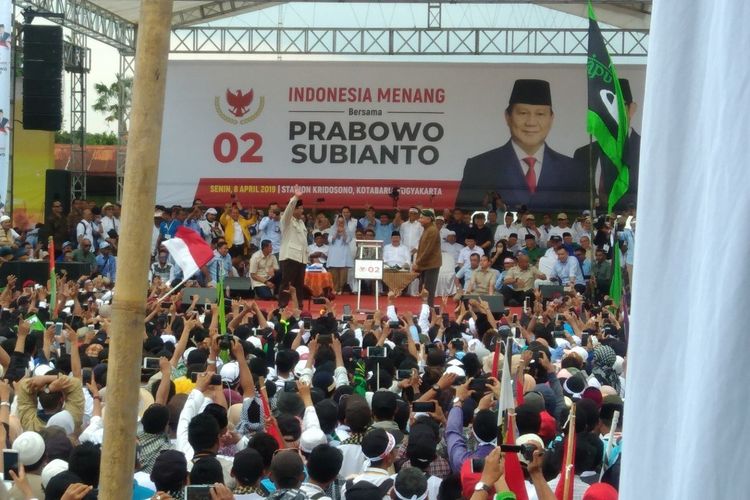 Calon Presiden no urut 02 Prabowo Subianto saat kampanye di Stadion Kridosono, Yogyakarta Senin (8/4/2019)