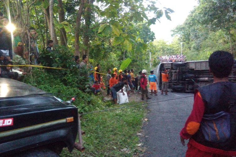 Petugas sedang mengevakuasi Bus Bus Ary Jaya bernopol AB 7561 AK yang terguling di tanjakan Bundelan, Ngawen, Gunungkidul, Yogyakarta, Rabu (1/5/2019) sore. 