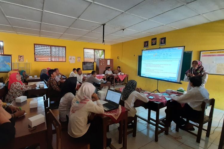 Kepala Sekolah SD Karangtengah III Pujiastuti saat Memberi Sosialisasi Kepada Wali Murid  Rabu (26/6/2019)