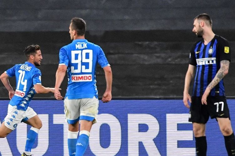 Dries Mertens merayakan golnya pada pertandingan Napoli vs Inter Milan di Stadion San Paolo dalam lanjutan Serie A Liga Italia, 19 Mei 2019.