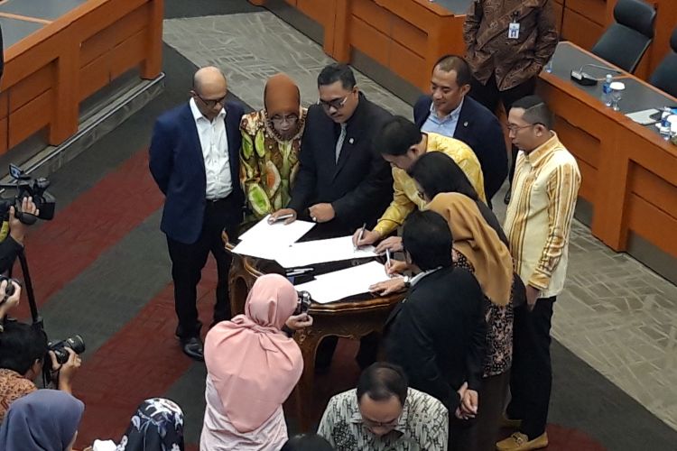 Menteri Keuangan Sri Mulyani dan Ketua Badan Anggaran (Banggar) Dewan Perwakilan Rakyat (DPR) Aziz Syamsuddin di Gedung DPR RI, Jakarta, Kamis (25/7/2018).