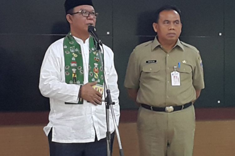 Ketua Bamus Betawi Zainudin (kiri) dan Sekretaris Daerah DKI Jakarta Saefullah dalam konferensi pers penyelenggaraan Lebaran Betawi 2017 di Balai Kota DKI Jakarta, Selasa (25/7/2017).