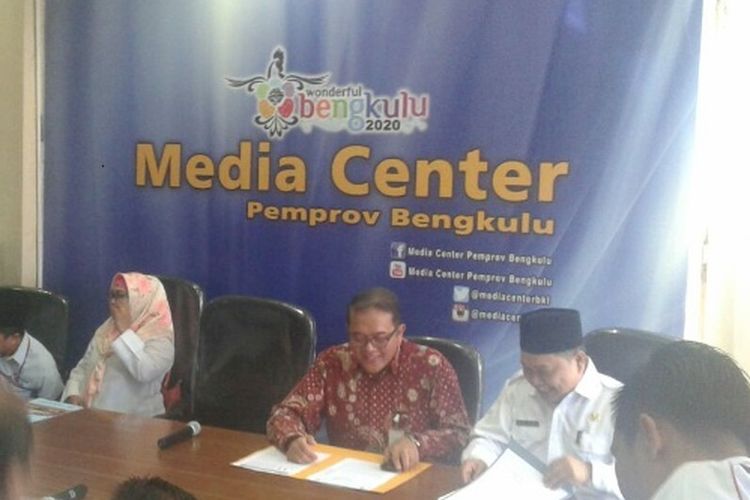 Kepala perwakilan Bank Indonesia Bengkulu, Endang Kurnia Saputra (batik) saat menggelar jumpa pers didampingi Plt Gubernur Bengkulu  Rohidin Mersyah 