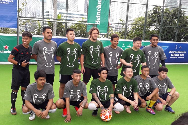 Tim Puyol dan Tim Ponaryo berfoto sebelum bertanding di Lapangan Futsal, Menara Imperium, Jakarta, Selasa (12/3/2019). Duel antara Tim Puyol vs Tim Ponaryo masih merupakan bagian dari kegiatan UEFA Champions League Trophy Tour yang diselenggarakan Heineken di Jakarta pada 12-13 Maret. 