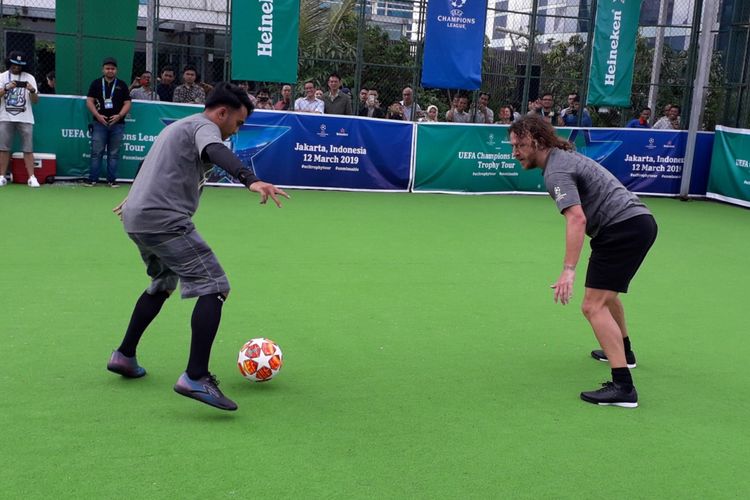 Legenda Barcelona, Carles Puyol (kiri) saat bermain futsal di Menara Imperium, Jakarta, Selasa (12/3/2019). Kegiatan tersebut merupakan bagian dari UEFA Champions League Trophy Tour yang berlangsung pada 11-12 Maret.