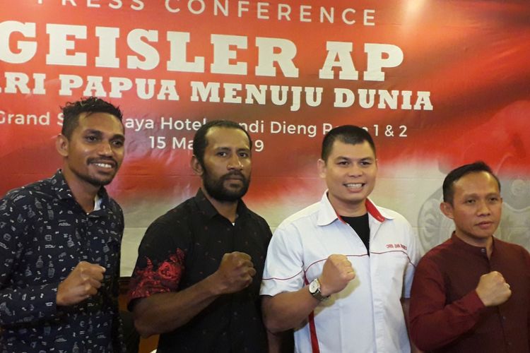 Petinju asal Papua, Geisler AP (dua dari kiri) bersama mantan juara dunia tinju Chris Jhon saat menggelar konferensi pers di Jakarta, Jumat (15/3/2019).