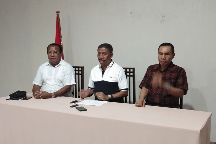 Bupati Ende Marselinus YW Petu (Tengah) saat menggelar jumpa pers dengan sejumlah wartawan di Hotel Sasando Kupang, Sabtu (6/4/2019)