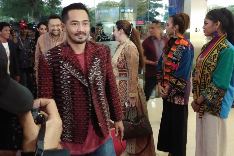 Artis peran Yama Carlos saat berada di Kupang untuk menghadiri launching perdana Rumah Merah Putih digelar di Lipo Plaza, Kota Kupang, Nusa Tenggara Timur (NTT), Sabtu (15/6/2019) petang.