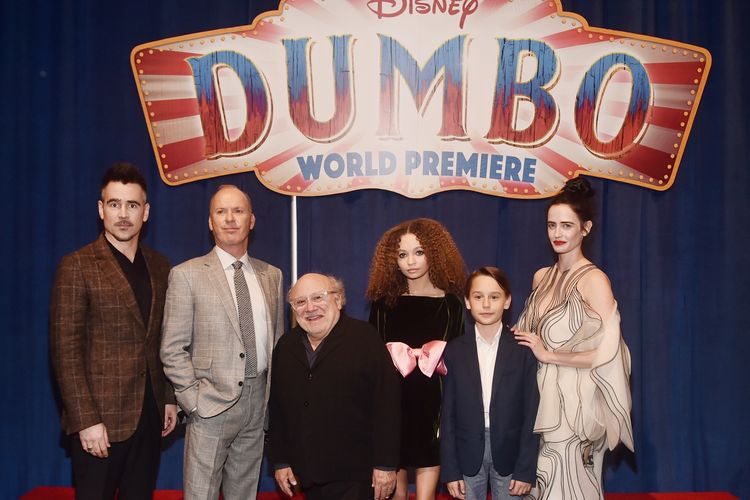(Kiri ke kanan) Aktor Colin Farrell, Michael Keaton, Danny DeVito, Nico Parker, Finley Hobbins dan Eva Green menghadiri World Premiere film terbaru Disney, Dumbo, di El Capitan Theatre, Los Angeles, California, Senin (11/3/2019) malam.