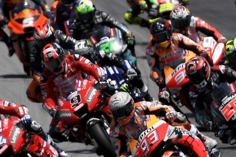 Sejumlah pebalap melaju seusai start MotoGP Catalunya, 16 Juni 2019. 