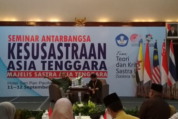 Suminto A. Sayuti saat memberikan pemaparan tentang Teori dan Kritik Sastra loka dalam acara Seminar Antarbangsa Kesusastraan di Hotel Sari Pan Pasifik Jakarta, Senin (11/9/17)
