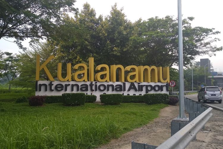 Papan nama Bandara Internasional Kuala Namu. Asosiasi travel menyarankan kepada masyarakat yang ingin bepergian dengan harga tiket yang lebih murah, untuk menggunakan rute luar negeri. 
