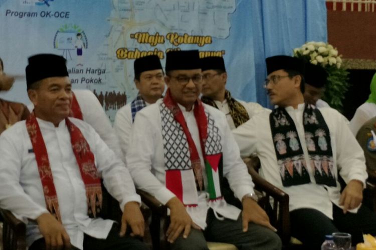 Gubernur DKI Jakarta Anies Baswedan mengenakan selendang bercorak bendera Indonesia dan Palestina saat menghadiri acara temu warga Jakarta Timur di GOR Ciracas, Jumat (8/12/2017). 