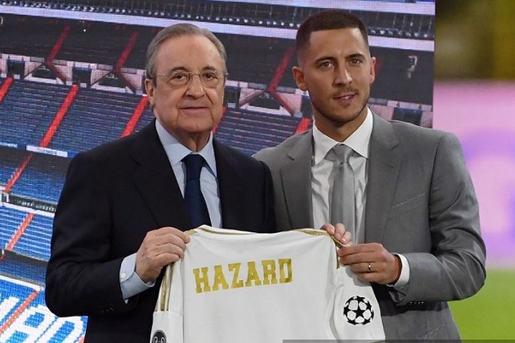 Pesepak bola Belgia Eden Hazard (kanan) dan Presiden Real Madrid Florentino Perez memegang jersey baru gelandang tersebut selama presentasi resminya sebagai pemain baru klub Spanyol itu di Stadion Santiago Bernabeu, Madrid, pada 13 Juni 2019.