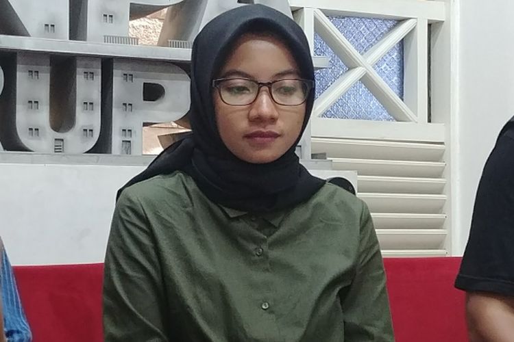 Peneliti Indonesian Corruption Watch Almas Sjafrina dalam diskusi di Kantor ICW, Jakarta, Rabu (14/2/2018). 