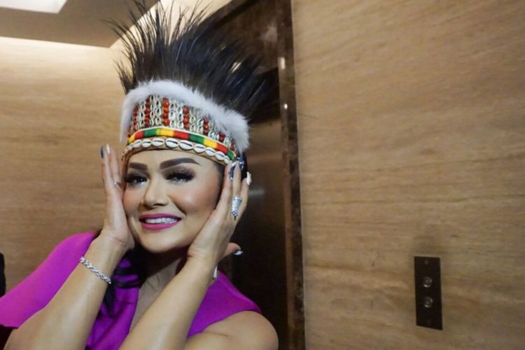 Diva pop Krisdayanti usai berkolaborasi dengan Joan di panggung Spektakuler Show Top 3 Indonesian Idol 2018 yang digelar di MNC Studios, Kebon Jeruk, Jakarta Barat, Selasa (3/4/2018).