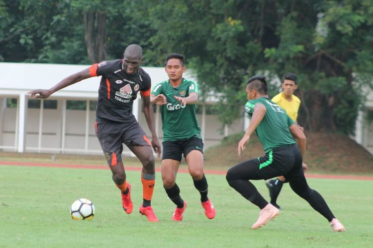 Striker Asing Semen Padang yang sedang menjalani trial Barthelemy pada laga uji coba dengan Timnas U-23,  Selasa (12/3/2019) di Stadion Madya. 
