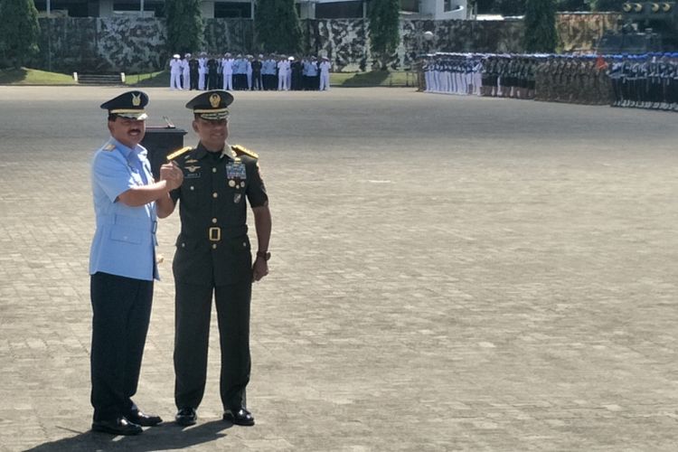 Prosesi upacara serah terima jabatan di Lapangan Upacara Markas Besar TNI, Cilangkap, Jakarta Timur, Sabtu (9/12/2017).