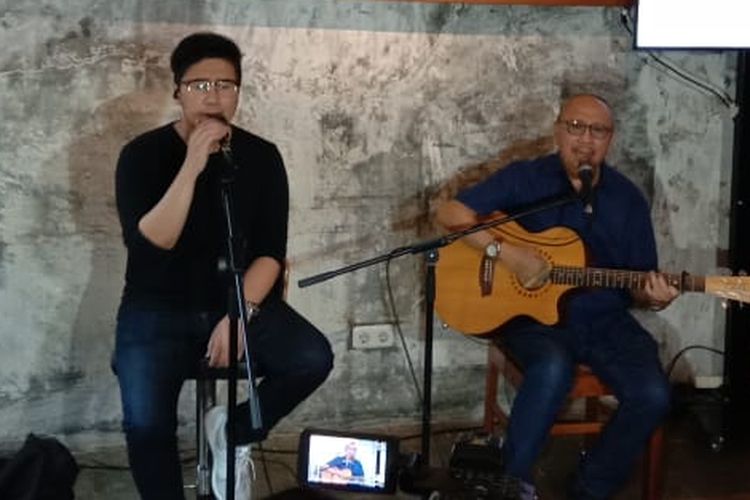 Adera dan Ebiet G Ade berpose saat merilis ulang lagu Untuk Kita Renungkan di Arjuna Cafe & Photo Studio, Kebayoran Baru, Jakarta Selatan, Jumat (5/5/2019).
