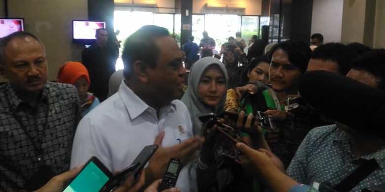 Menteri Pendayagunaan Aparatur Negara dan Reformasi Birokrasi (Menpan RB) Syafrudin di kantornya, Jakarta Selatan, Kamis (18/4/2019). 