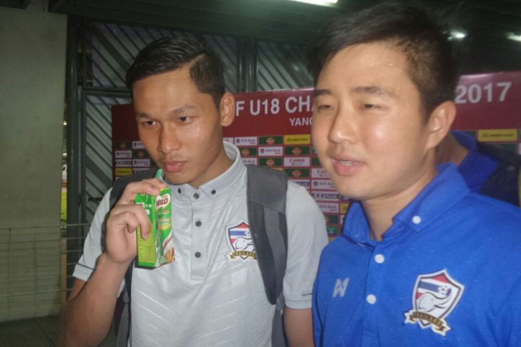 Kiper timnas U-19 Thailand, Kantaphat Manpati (kiri), menjawab pertanyaan wartawan setelah kaga kontra timnas U-19 Indonesia pada semifinal Piala AFF U-18 di Stadion Thuwunna, Jumat (15/9/2017).
