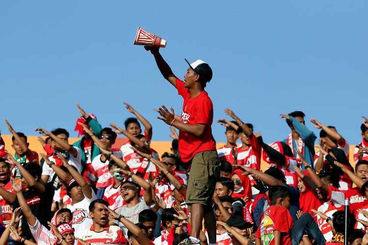 Suporter Madura United mendukung saat melawan Persebaya Surabaya dalam lanjutan Piala Indonesia 2018 yang berakhir dengan skor 2-1 di Srtadion Gelora Madura Ratu Pamelingan Pamekasan, Jawa Timur, Kamis (27/06/2019) sore.