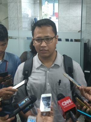 Aktivis ICW sekaligus anggota Koalisi Masyarakat Sipil Selamatkan KPK, Tama S Langkun saat memberikan keterangan pers terkait laporan dugaan pelanggaran kode etik oleh Ketua MK Arief Hidayat, di gedung MK, Jakarta Pusat, Rabu (6/12/2017).