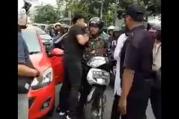 Bidik layar video baku pukul antara anggota TNI dengan pengemudi mobil. 