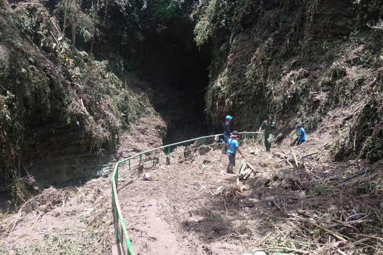 Obyek wisata Kalisuci, Semanu, Gunungkidul, dibersihkan Selasa (19/3/2019) pascabanjir yang melanda kawasan itu, Minggu (17/3/2019).