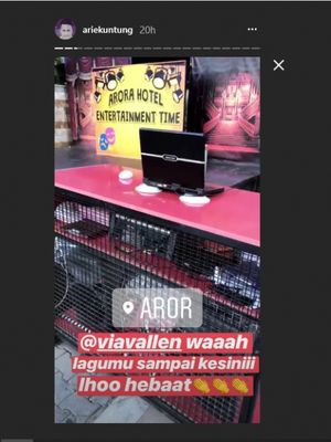 Pembawa acara Arie Untung menunjukkan bahwa lagu Via Vallen diputar di sebuah hotel di Turki.