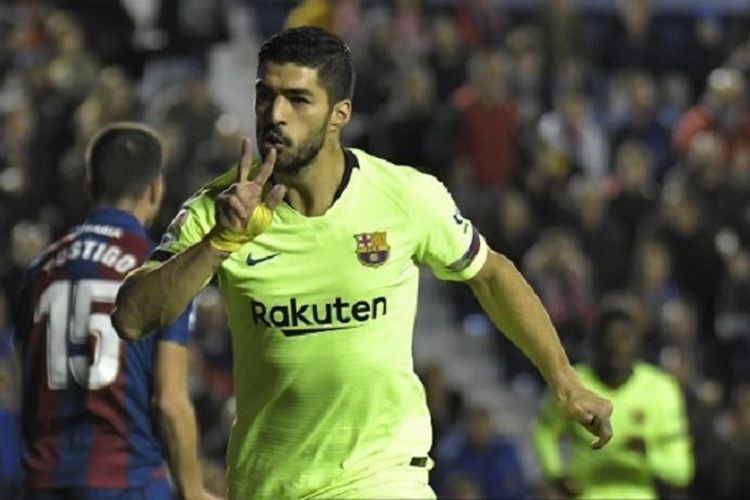 Gaya selebrasi khas Luis Suarez diperlihatkan pada laga Levante vs Barcelona di Stadion Ciutat de Valencia dalam lanjutan La Liga Spanyol, 16 Desember 2018. 