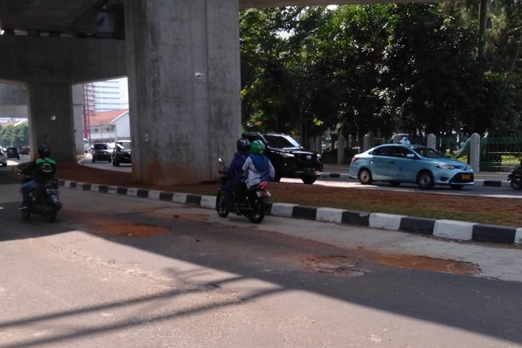 Kondisi jalan berlubang di jalan Mahakam, tepat di bawah stasiun MRT Blok M, Kebayoran Baru, Jakarta Selatan, Rabu (3/7/2019)