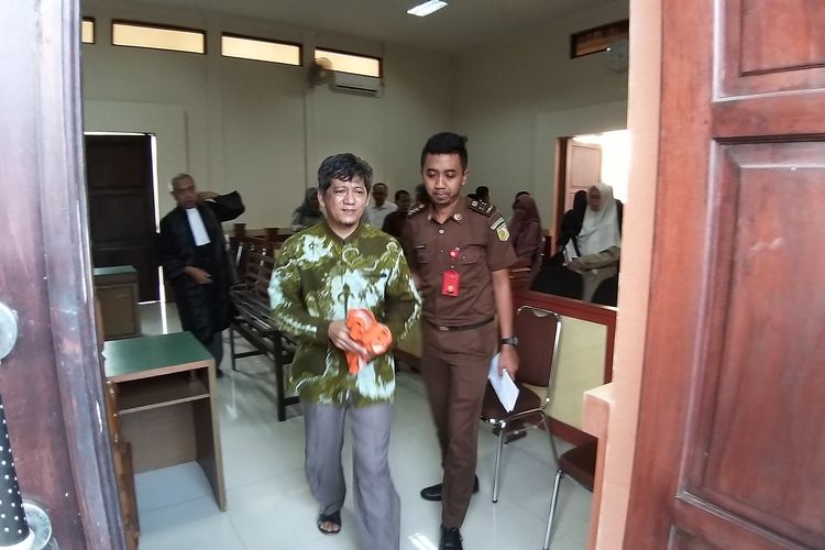 Terdakwa Ketua Ikatan Dokter Indonesia ( IDI) Kabupaten Wonogiri, dr Martanto keluar dari ruang persidangan di Pengadilan Negeri Wonogiri setelah mendengarkan pembelaan yang disampaikan dua penasehat hukumnya, Senin (20/5/2019).