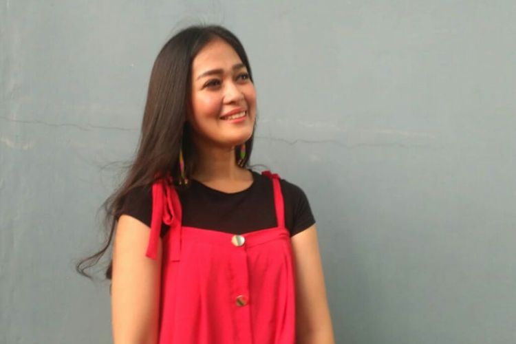 Artis peran dan presenter Gracia Indri saat ditemui usai tampil di salah satu acara stasiun televisi swasta di kawasan Mampang, Jakarta Selatan, Jumat (3/5/2019).