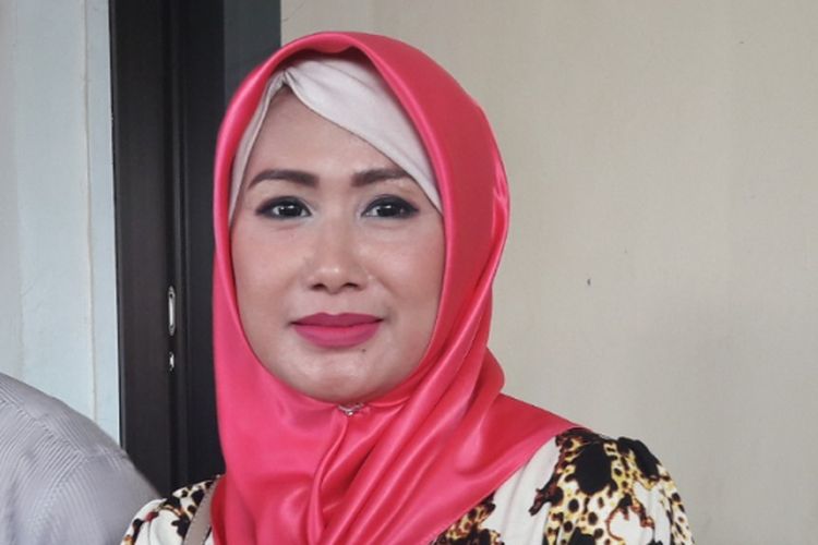 Istri Donny Kesuma, Yuni Indriyati, usai sidang perceraiannya di Pengadilan Agama Bekasi, Jawa Barat, Senin (24/7/2017).