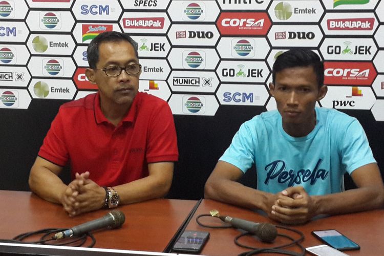 Pelatih Persela Lamongan, Aji Santoso (kiri) setelah membawa timnya jadi juara Grup E Piala Presiden 2019 di Stadion Kanjuruhan, Kabupaten Malang, Rabu (13/3/2019)