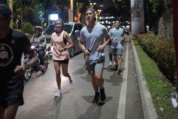 Daniel Mananta dan Melanie Putria saat berlari mencoba sepatu adidas UltraBoost 19, Rabu (21/8/2019)