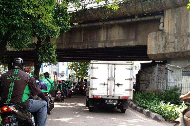 Ojek Online yang manggkal di bawah kolong flyover dekat Stasiun Tebet, Jakarta Selatan, Kamis (16/11/2017).