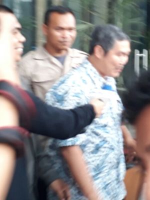 CEO PT Muara Wisesa Samudera Halim Kumala saat keluar dari gedung KPK, Kuningan, Jakarta, Rabu (15/11/2017).