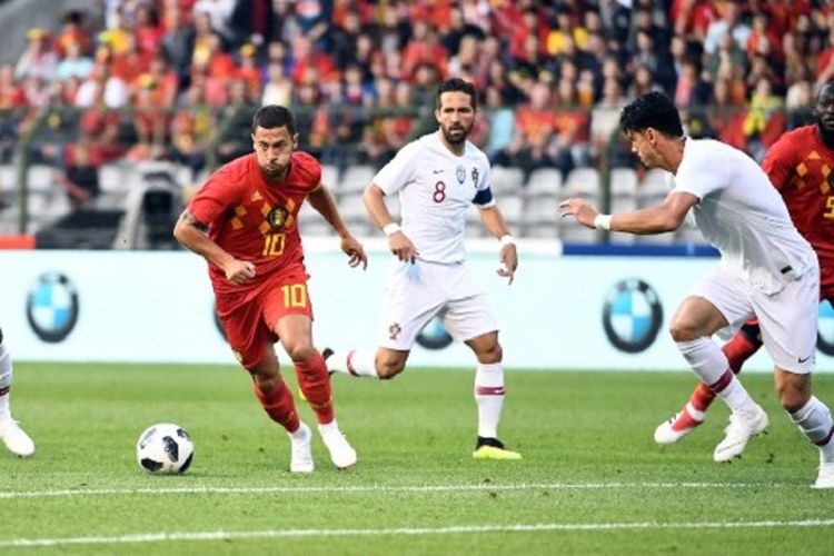 Gelandang timnas Belgia, Eden Hazard, mencoba melewati penjagaan sejumlah pemain Portugal pada laga uji coba di Brussel, 2 Juni 2018. 