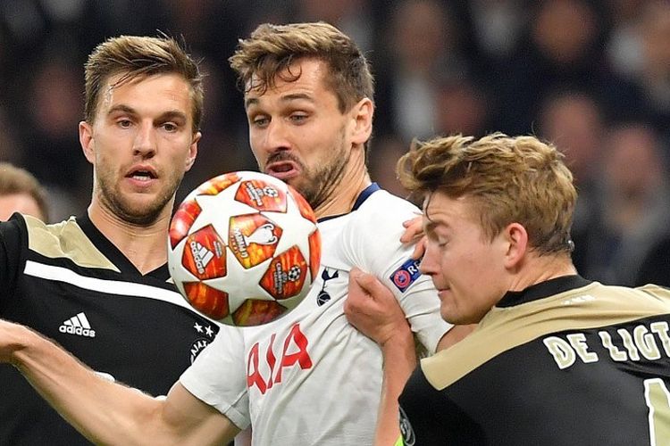 Fernando Llorente mendapat kawalan ketat dari dua pemain tim tamu pada laga Tottenham vs Ajax Amsterdam di Stadion Tottenham Hotspur dalam semifinal Liga Champions, 30 April 2019.