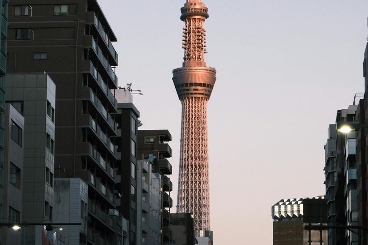 Tokyo Skytree saat senja dari pandangan jalan kota.