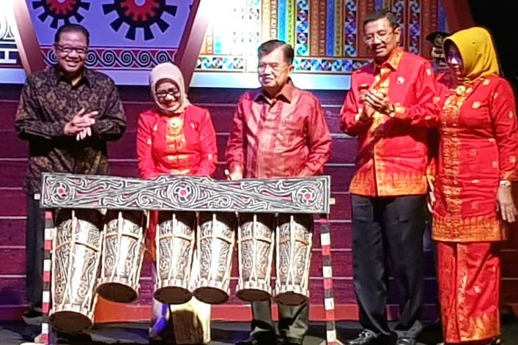 Wakil Presiden Jusuf Kalla saat membuka Pameran Inacraft di Jakarta Convention Center (JCC), Rabu (15/4/2018)