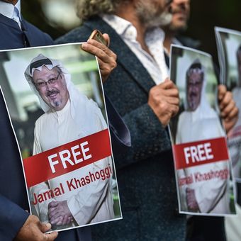 Massa demonstran menuntut pembebasan jurnalis Arab Saudi Jamal Khashoggi yang dikabarkan hilang sejak memasuki gedung konsulat Saudi di Istanbul pada Selasa (2/10/2018).
