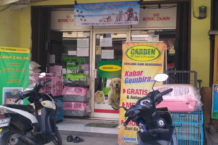Toko penjual makanan dan aksesoris hewan sekaligus tempat penitipan dan klinik hewan di kawasan Bekasi, Jawa Barat.